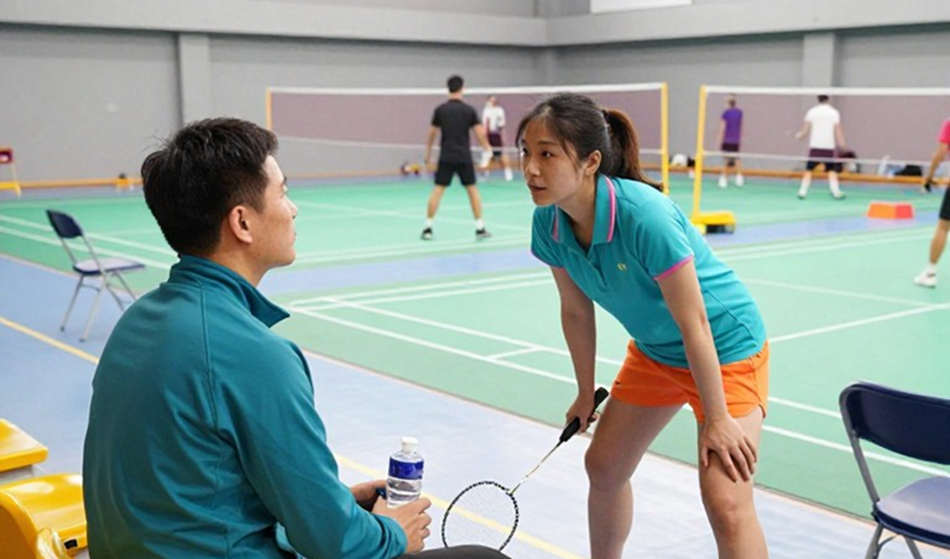 Cú giao bóng cao quá đầu: Khi luật lệ đánh bại cảm xúc